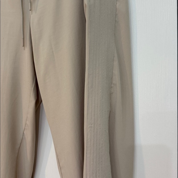 Athleta women’s size 16  Beige Drawstring capris - Picture 5 of 5